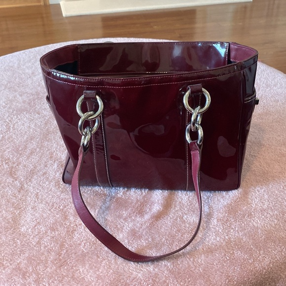 🎀 AUTH COACH BURGUNDY PATENT LEATHER SHOULDER TOTE BAG GREAT CONDITION 💛 - Picture 6 of 7